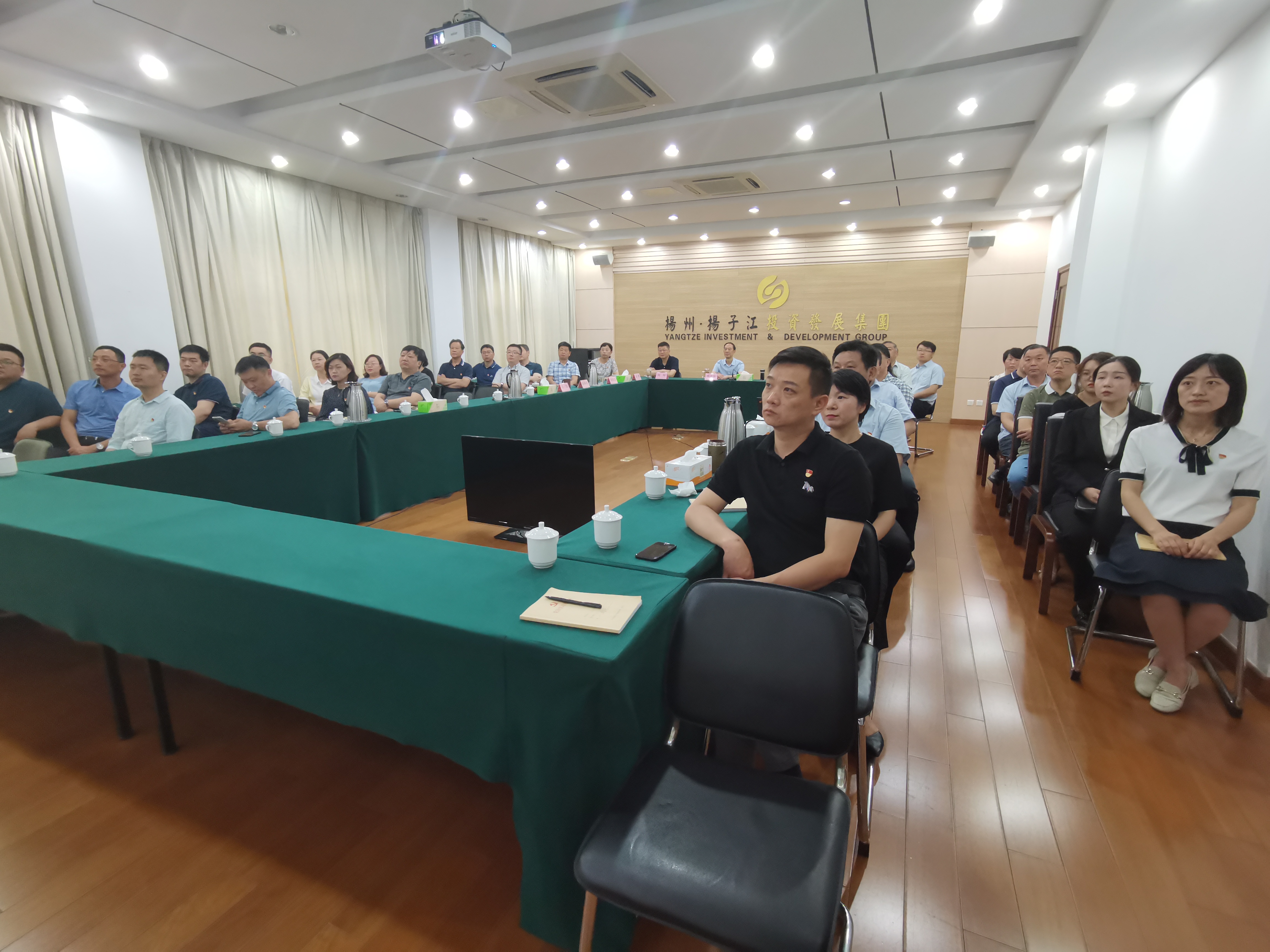 揚子江集團黨委理論中心組、全體中層干部、直屬支部全體黨員收看慶祝共產(chǎn)黨成立100周年大會.jpg